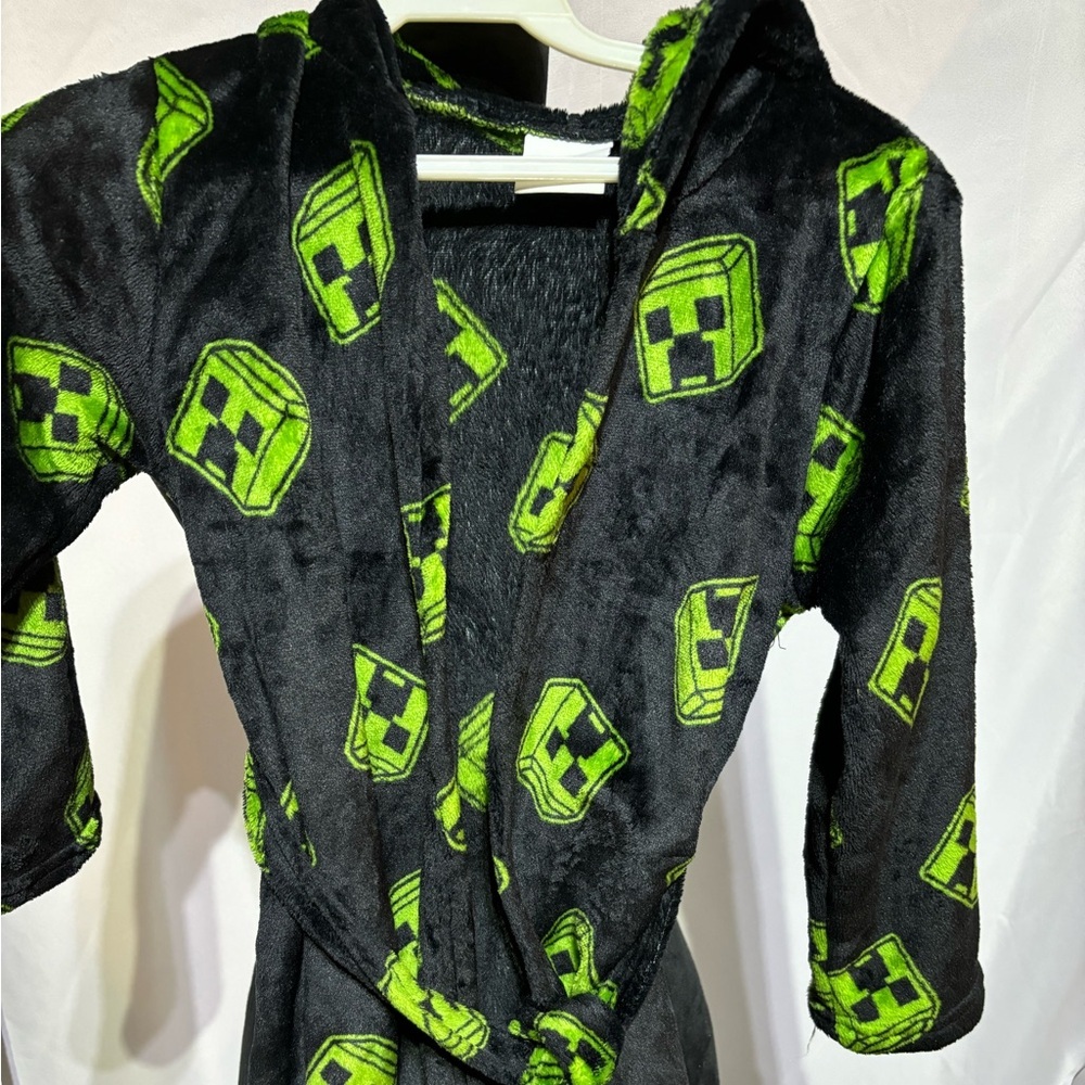2/$30 MINECRAFT LEGENDS Boy’s Hooded Robe With Belt Size S(6)